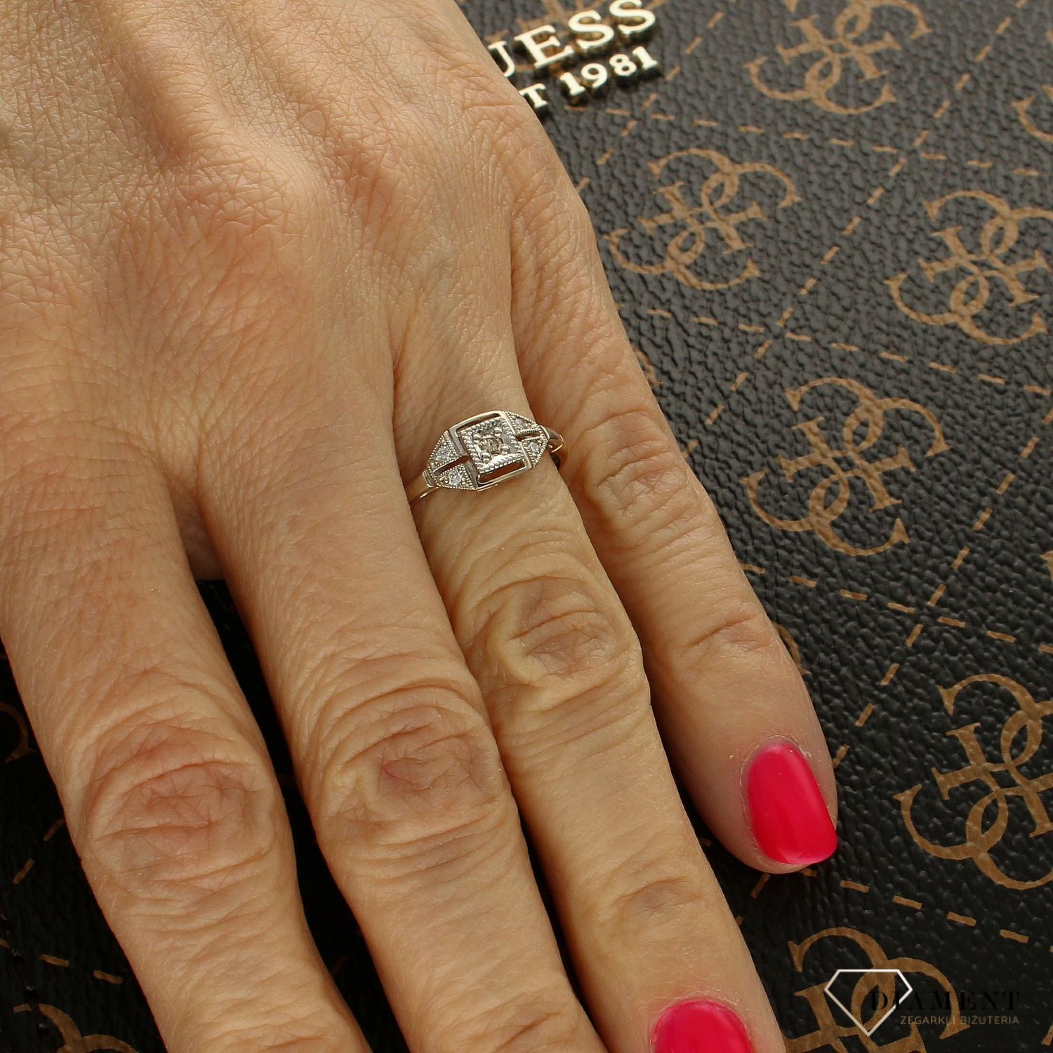 Złoty Pierścionek z 9 Diamentami 0,08 ct – Żółte Złoto 585  Klasyka z Charakterem.jpg